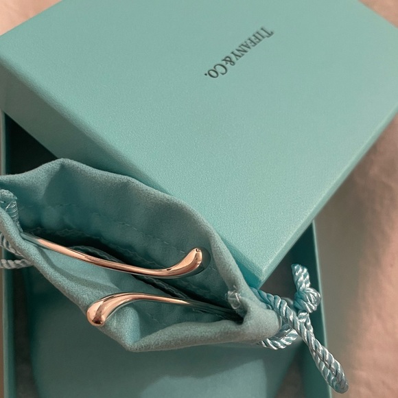 Tiffany & Co. Elsa Peretti Teardrop Silver Bangle - Picture 2 of 4